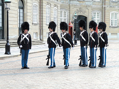 guardas, Amalienborg, Palácio, Copenhaga, Dinamarca, chapéus de pele de urso, soldados