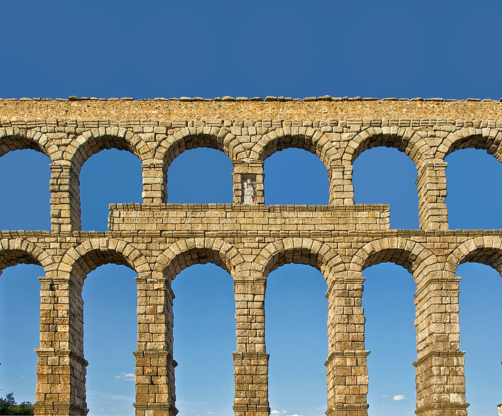 Segovia, Spanje, Romeins aquaduct, het platform, hemel, wolken, geschiedenis