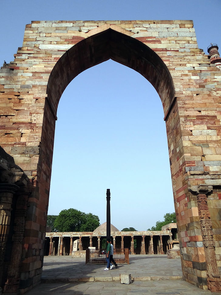 Zondagsdienst complex, IJzeren pijler, boog, Islamitische monument, UNESCO werelderfgoed, Delhi, monument