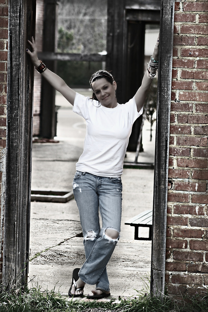 woman, posing, relaxed, park, jeans, casual, standing