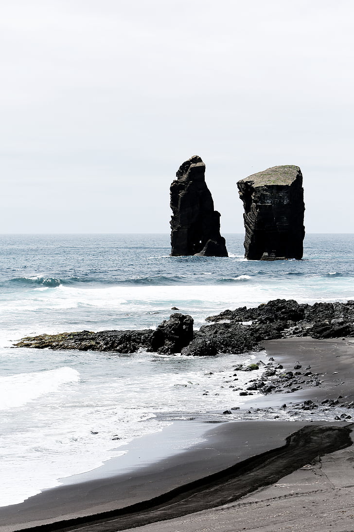 platja, en blanc i negre, monocrom, oceà, a l'exterior, formació rocosa, roques