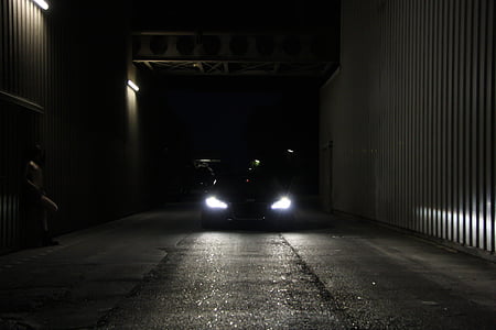 Audi r8, ragazza, seni, notte, luce, fabbrica, strada