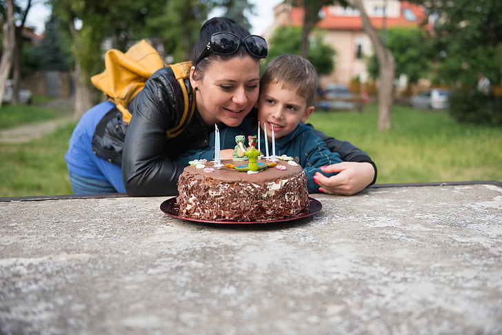 ciasto, urodziny, tort urodzinowy, uśmiechający się, na zewnątrz, szczęście, dziecko