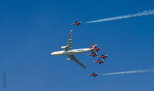 aviões de passageiros, avião de caça, flugshow, companhia aérea Swiss, patrulha de suisse
