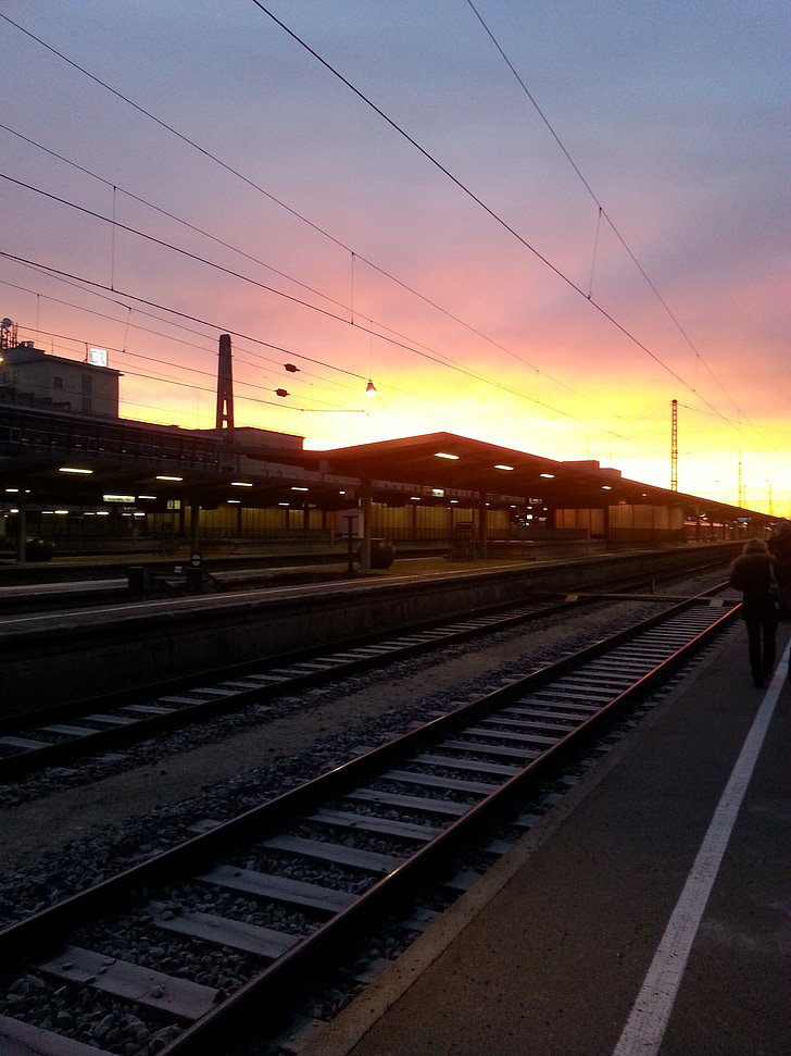 tampak, gleise, kereta api, Augsburg, Stasiun Kereta, malam, matahari terbenam
