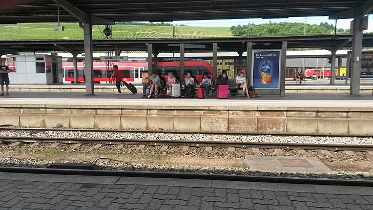 Plattform-Szene, Würzburg, Freitag Nachmittag, Bahnhof, Zug, Eisenbahn-Bahnsteig, Bahnhof