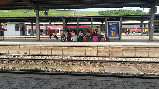 escena de la plataforma, Würzburg, viernes por la tarde, estación de tren, tren, plataforma de la estación del ferrocarril, estación de