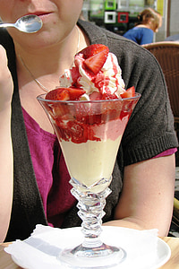 ice cream sundae, ice, delicious, strawberry, vanilla ice cream, dessert, cream