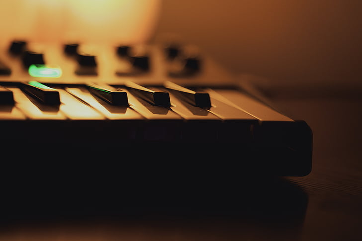 Hudba, klávesnice, lampa, klíče, dřevěný psací stůl, oranžové světlo, MIDI