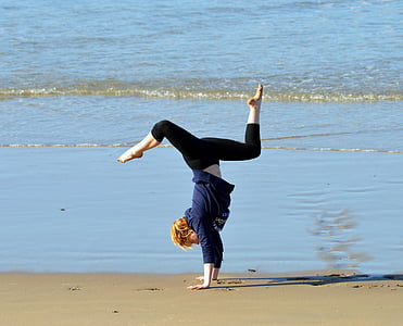 dievča, gymnastika, morské pobrežie, držanie tela, harmóniu tela a ducha, športové
