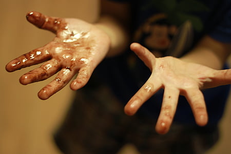 niños, niños, mano, manos sucias, chocolate, crianza de los hijos