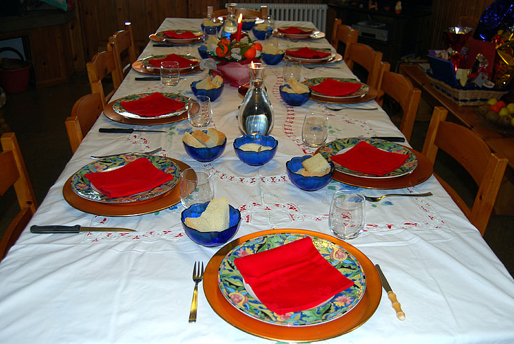 table, apparecchiata, dishes, cutlery, glasses, chairs, empty