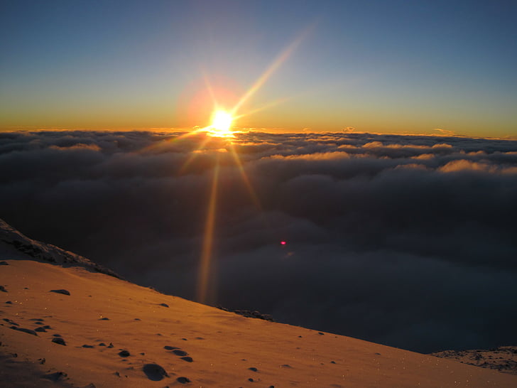 Kilimandjaro, l’Afrique, sunsett, nuages, au-dessus des nuages, aventure