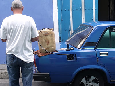 Kuba, utántöltés, autó