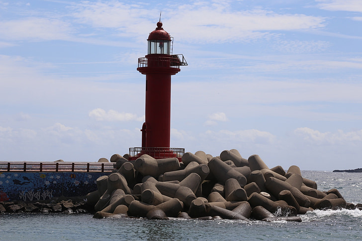 đảo Jeju, màu đỏ lighthouse, bầu trời xanh