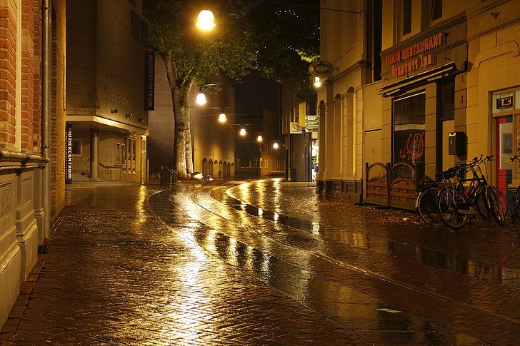 natte straat, nacht, reflecties, licht, regen, vocht, donker