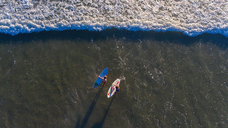 deux, personne, Holding, planche de surf, corps, eau, Aerial