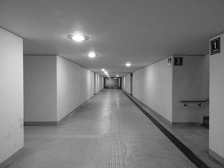 υπόγεια διάβαση, πέρασμα, σιδηροδρομική διάβαση, σήραγγα, μαύρο και άσπρο, σε εσωτερικούς χώρους, άδειο