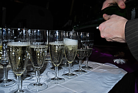 valmistumisen, Champagne, kaatamalla, lasit, juhla, pallo, kädet