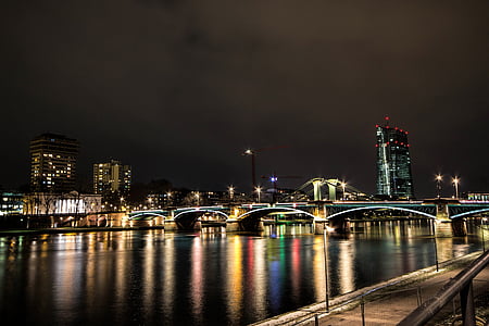 Frankfurtē pie Mainas Vācijā, naktī, siluets, upes, tilts, abendstimmung
