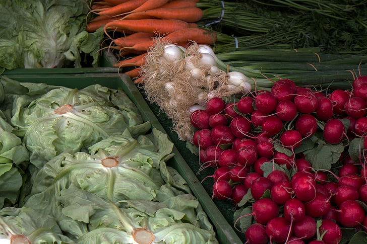 daržovės, turgaus prekystalio, svogūnas, morkos, salotos