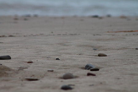 zand stenen, water, zand, bewolkt