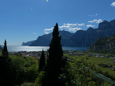 Lago di Garda, aplikace Outlook, jezero, svátek, Torbole, Sarca, cypřiš