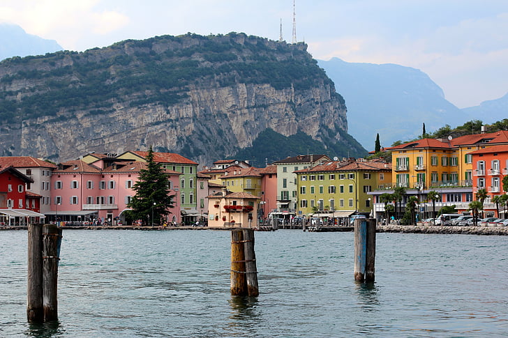 Itálie, Lago di Garda, Torbole, hory, lodě, banka, promenáda