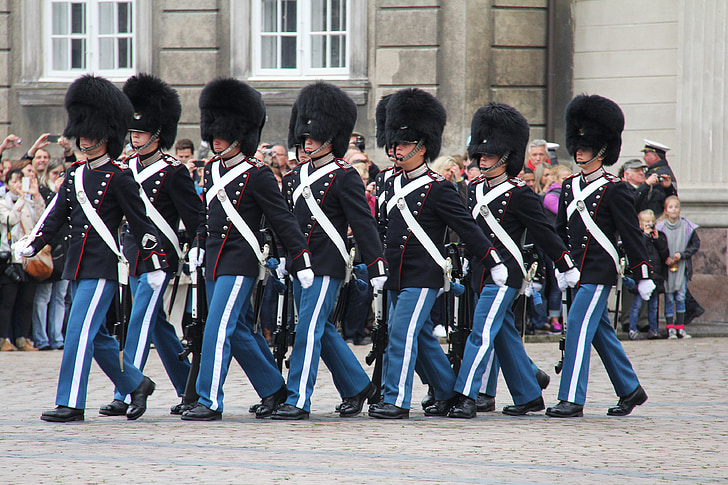pochodovať, Royal stráž, Striedanie stráží, Amalienborg palace, Kodaň, Dánsko, Populárne