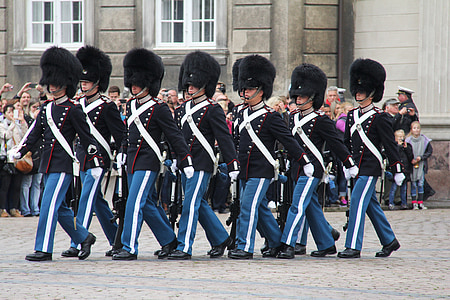 marchando, guarda real, troca da guarda, Palácio de Amalienborg, Copenhaga, Dinamarca, popular