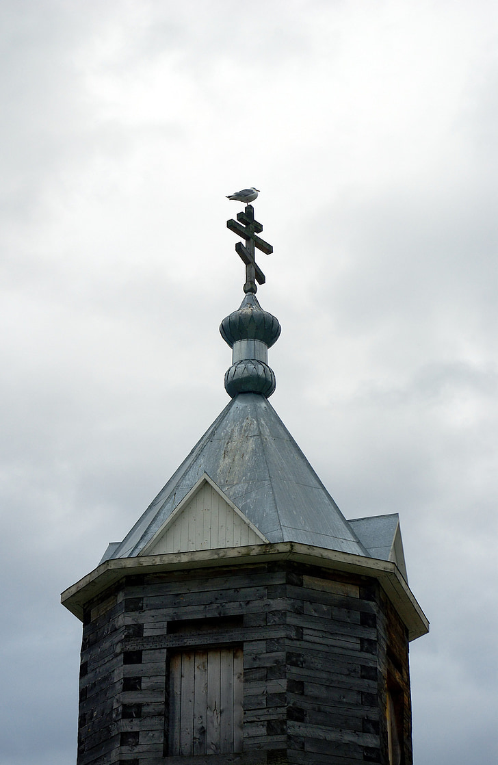 Seagull, ortodoxa kors, kapell, delvis molnigt