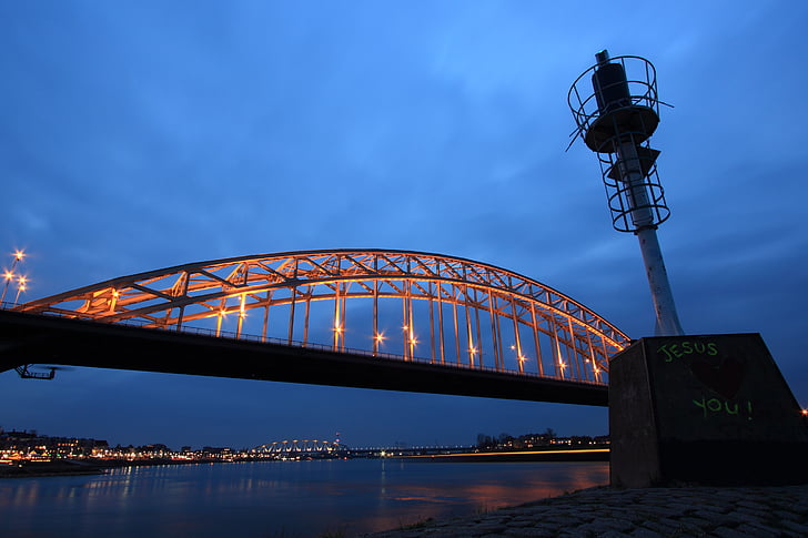 Nederland, Nijmegen, brug, verkeer, Waal, rivier, avond