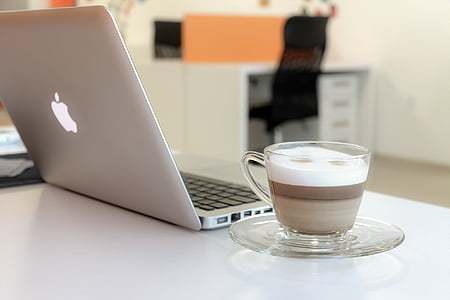 claro, vidrio, taza de té, marrón, café, al lado de, MacBook