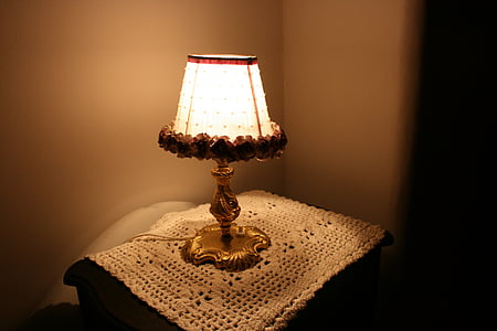 lampe, nattbordet, hekle håndkle