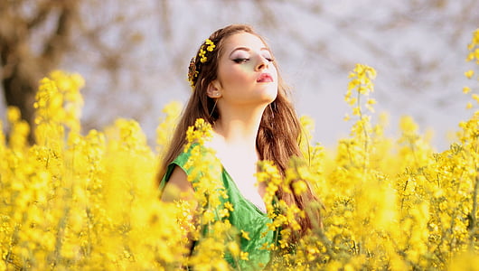 Дівчина, табір, квіти, жовтий, Краса, Природа, жінки
