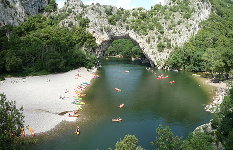 Bow most, Ardèche, kánoe, řeka