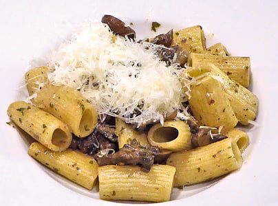 pasta, funghi, pancetta affumicata, formaggio, olio d'oliva, spezie