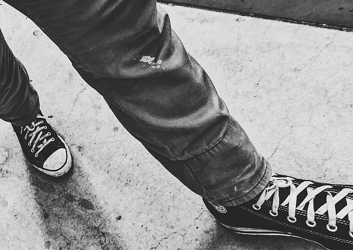 pieaugušajiem, melnbalto, betona grīdas, Converse, kājām, apavi, džinsi