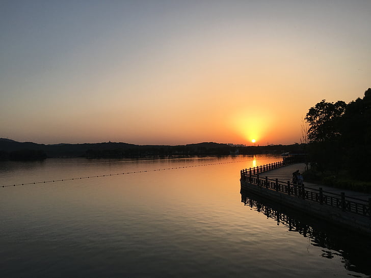 Saulėlydis, ežero kranto, Taihu ežeras, Suzhou, vasaros pradžioje