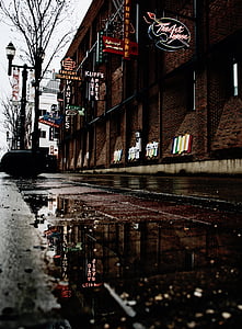 Straat, water, reflectie, winkels, lightposts, stedelijke scène, nacht