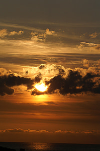 Saulėlydis, Saulėlydis, tamsūs debesys, oranžinės spalvos Raudonas dangus, tamsus dangus, Marselis, Pietų Prancūzijoje.