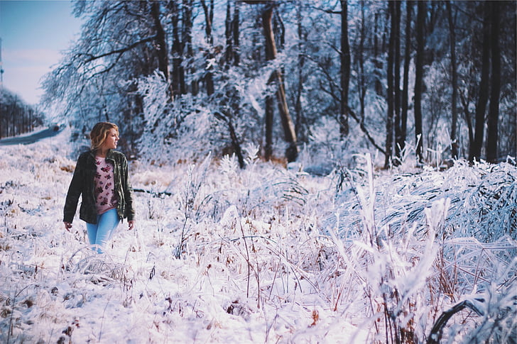 femeie, mersul pe jos, zăpadă, în timpul zilei, tineri, fată, Jacheta
