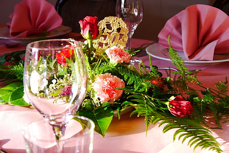 golden weddings, flowers, deco, roses, napkins, pink, glasses