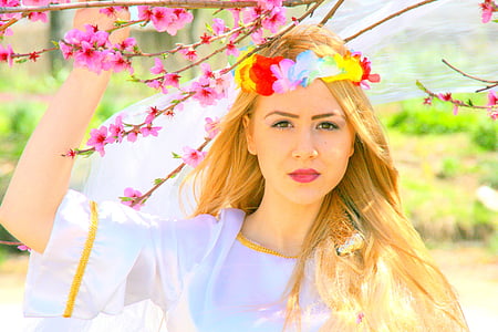 Děvče, blond vlasy, princezna, strom, květiny, jaro, příběh