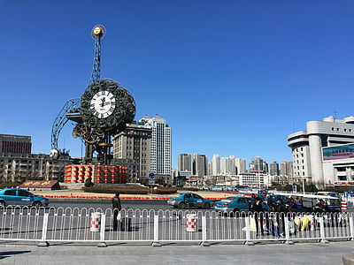 en plein air, montre, barrière de sécurité, ciel bleu, vue rue, Tianjin, la gare