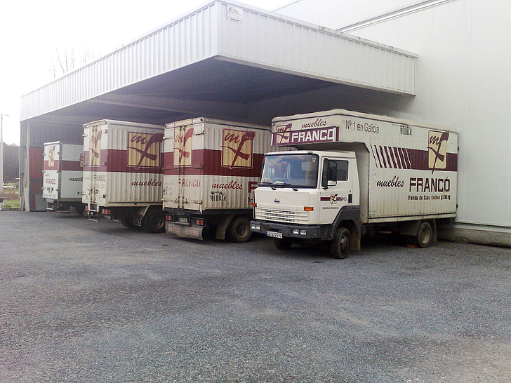 garáž, nákladní automobily, nábytek franco