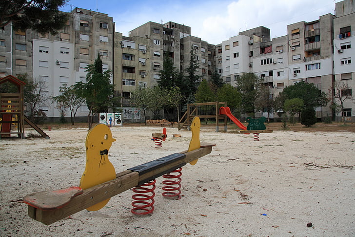 Montenegró, Podgorica, gyermekek, játszótér, lakott területen, lapos