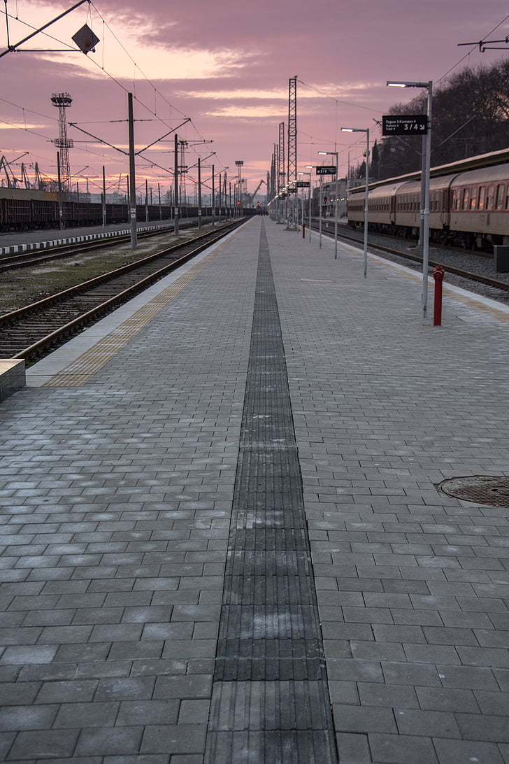 Željeznički kolodvor, vlak, zalazak sunca, putovanja, Burgas, Bugarska