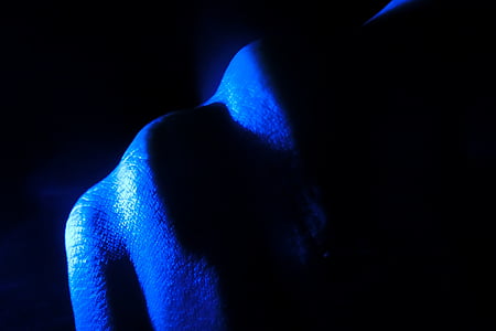 Puño de, mano, oscuridad, cuerpo, azul, belleza, persona