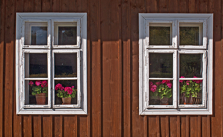 La fenêtre, vieux, mur extérieur, mur de la maison, blanc, verre, fenêtre de